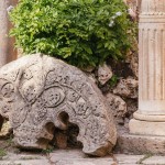 Arco bizantino e colonna nel Baglio dei ricordi