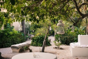 Giardino storico, allestimento con cuscini e lanterne
